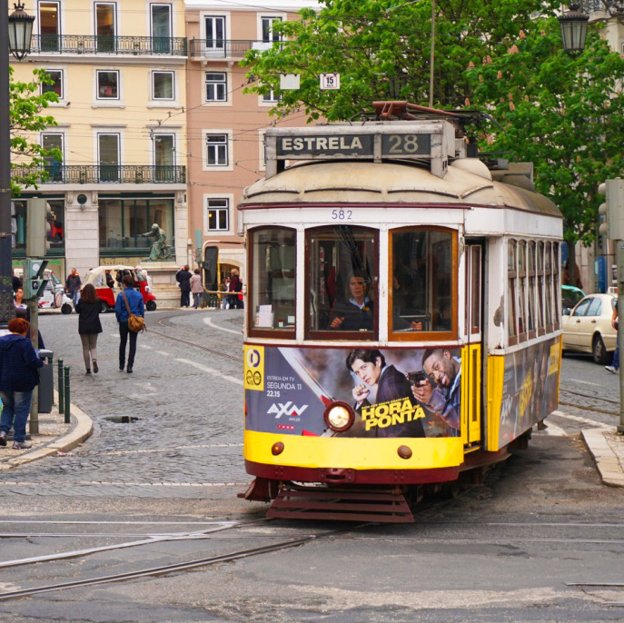 Stadsvy och spårvagnen 28 i Lissabon