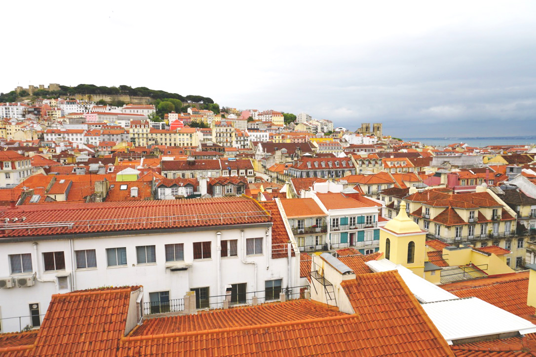Översikt över Alfama i Lissabon, stadsvy, hustak