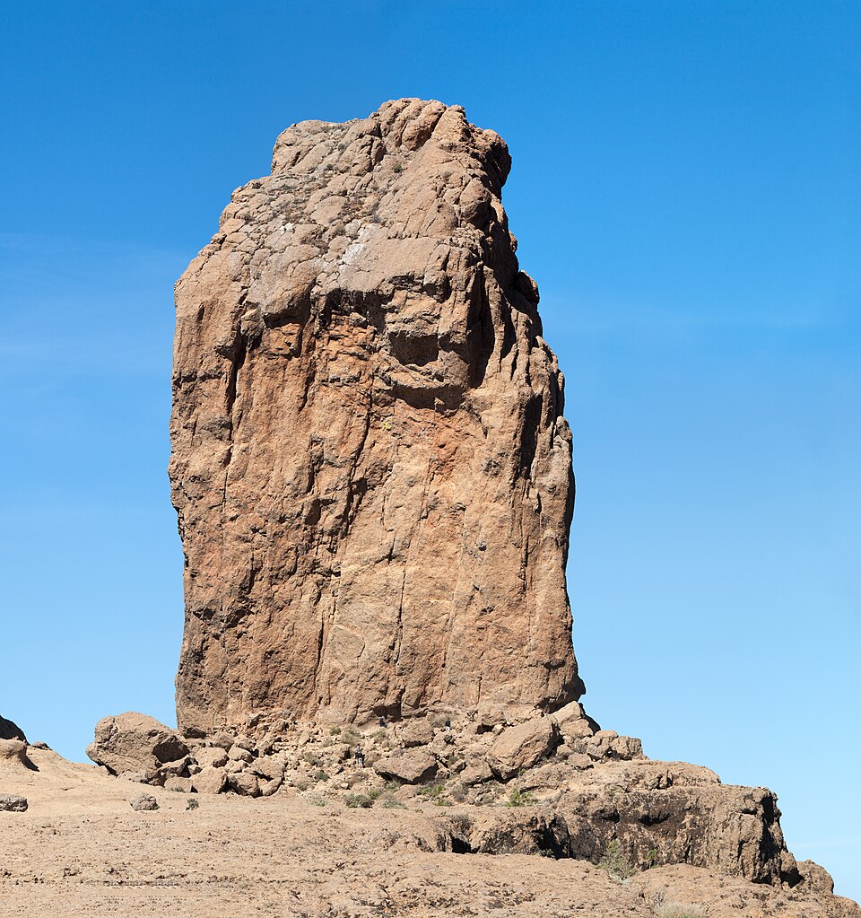 Stor sten Roque Nublo på Teneriffa