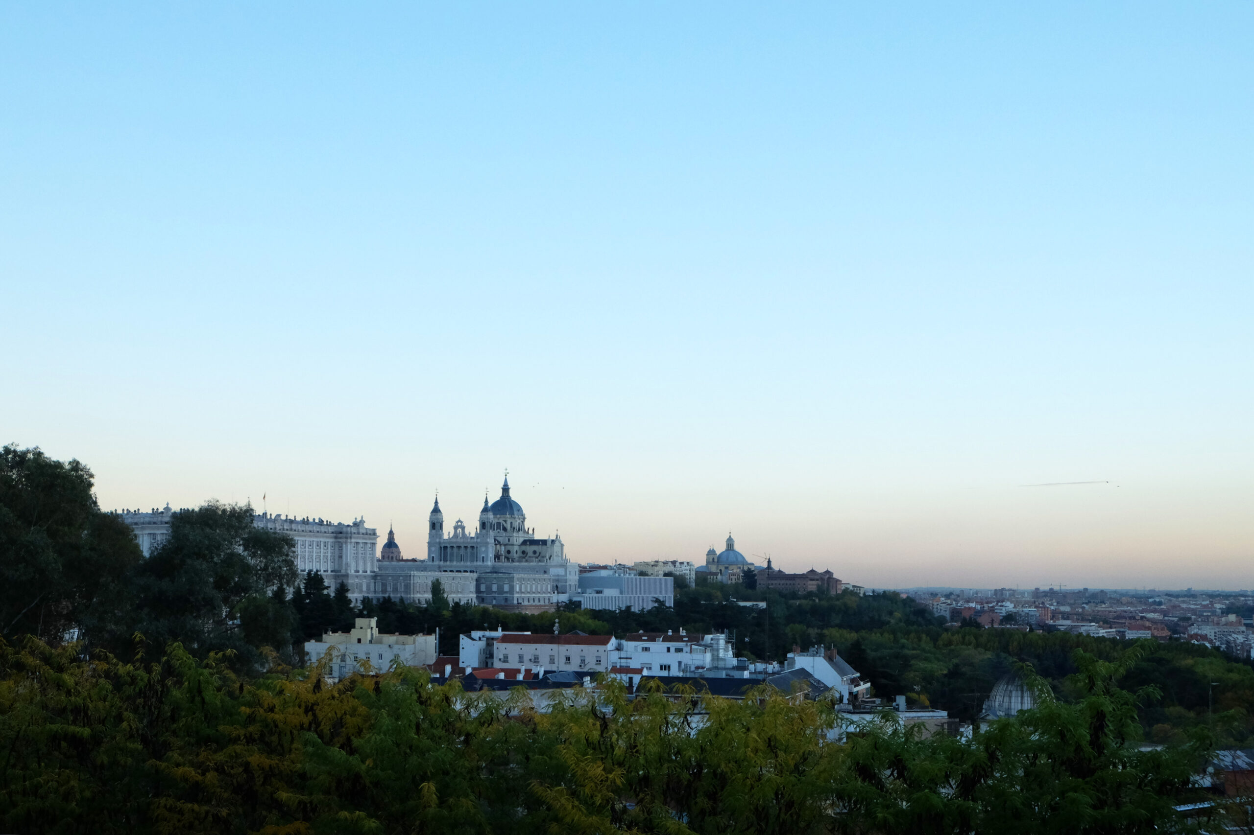 Stadsvy över Madrid kvällstid