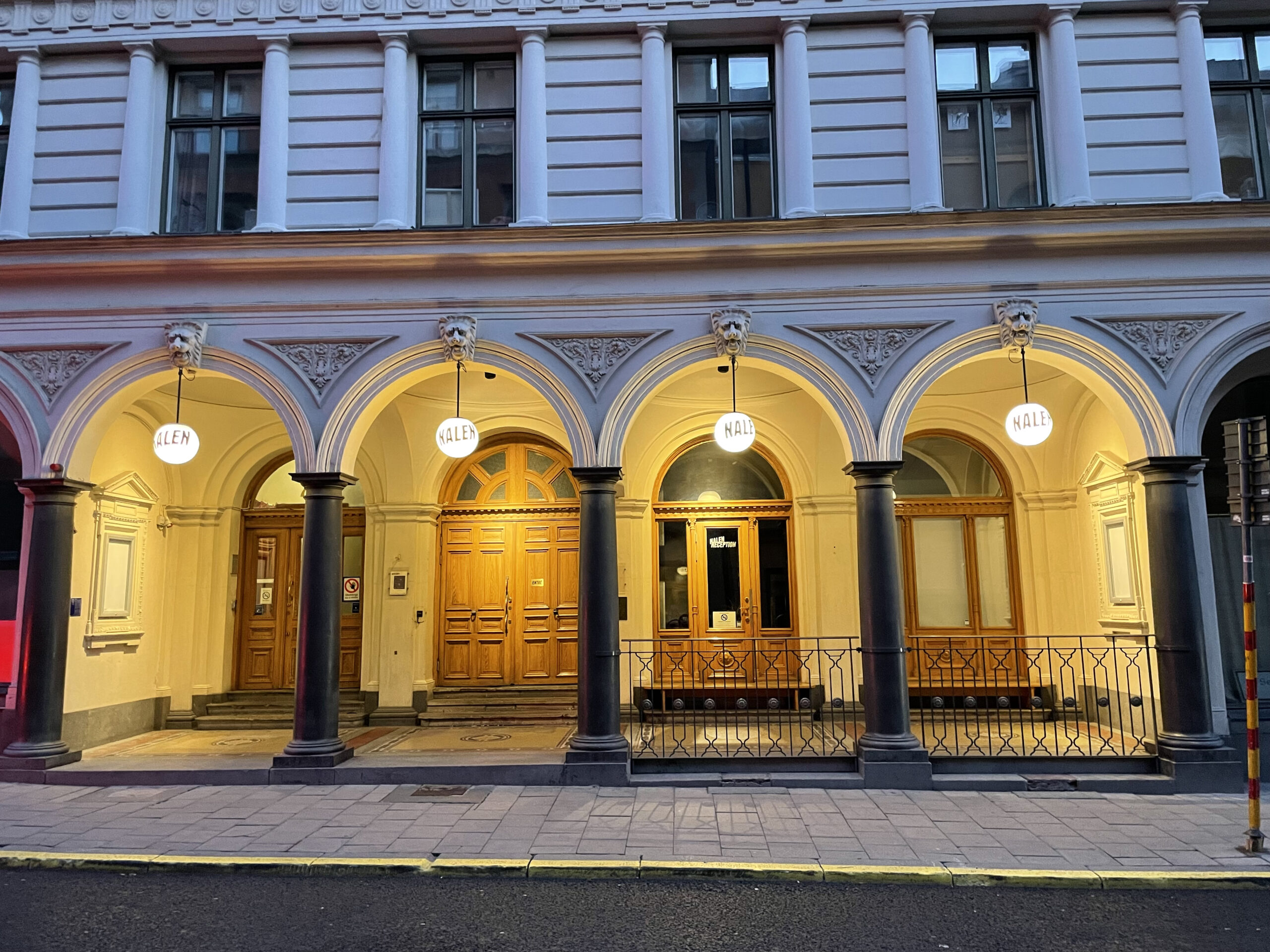 Stockholm vid vattnet under solnedgång
