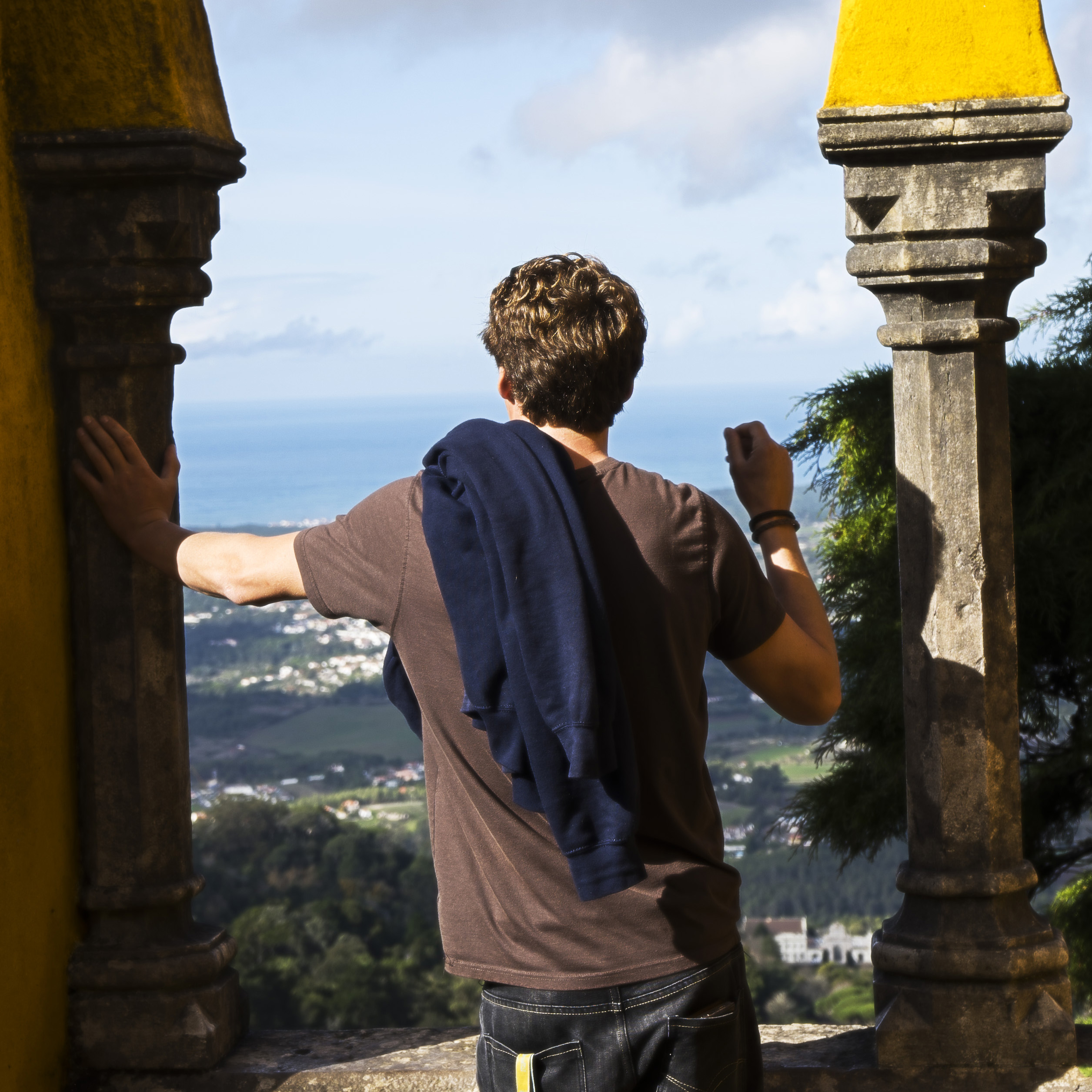 Person tittar ut över Sintra uppe på ett berg i Portugal