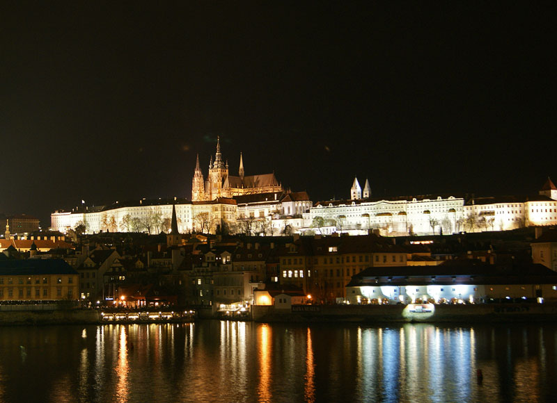 Ett upplyst Prag i natten.