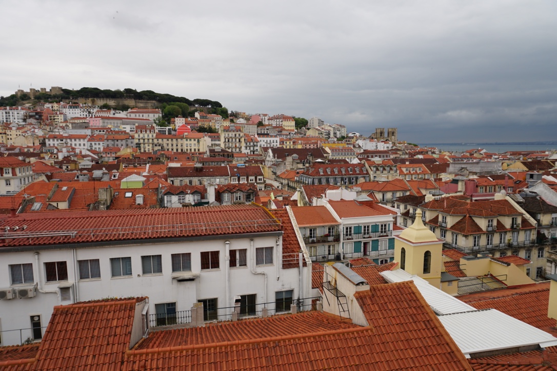 Vy över Alfama i Lissabon