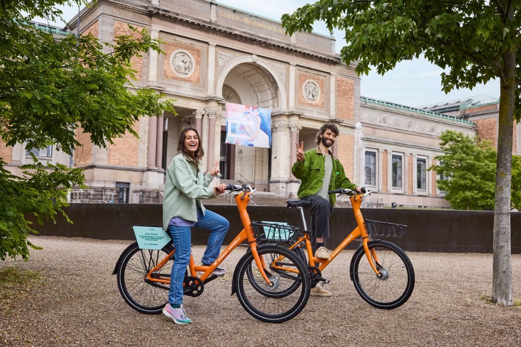 Cyklister framför byggnad i Köpenhamn