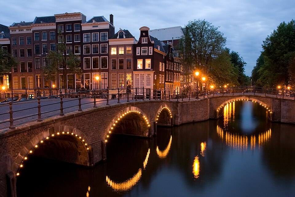 Kanalen kvällstid i Amsterdam