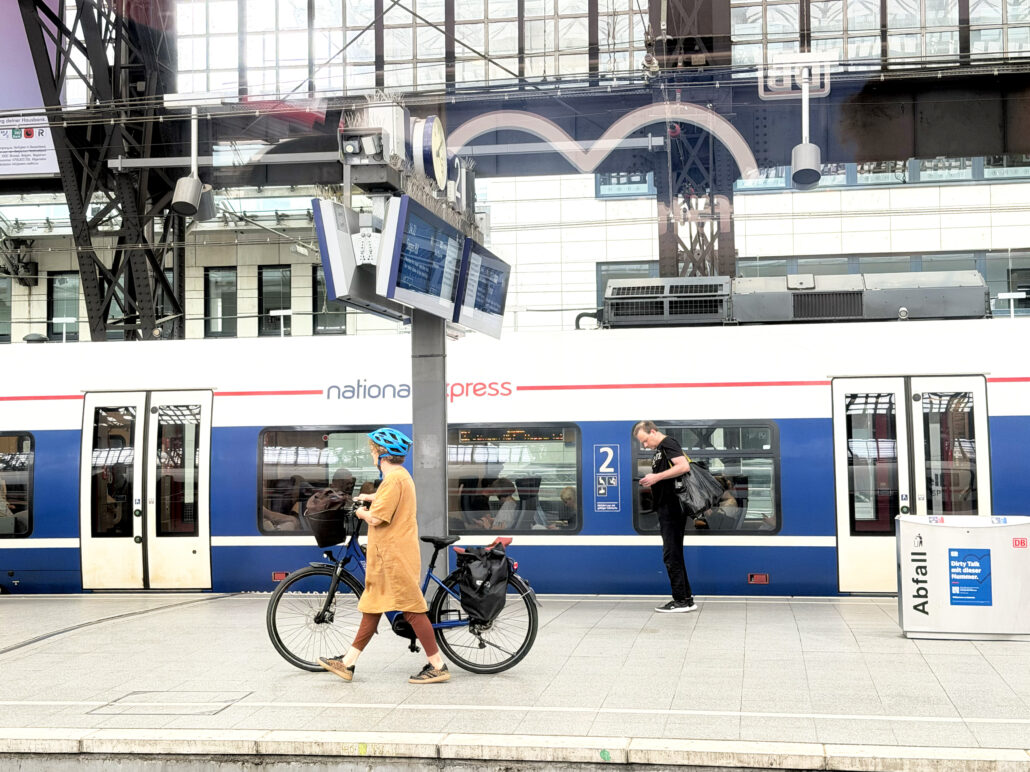 Människor, resenärer, på station framför ett national express tåg i Europa