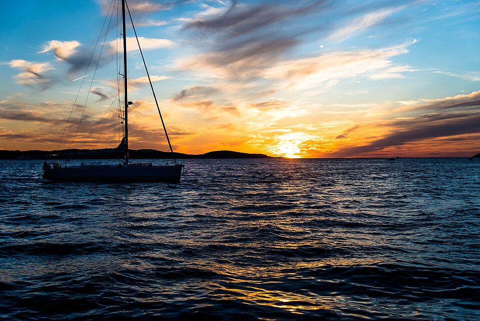 Segelbåt i solnedgång i Kroatien.