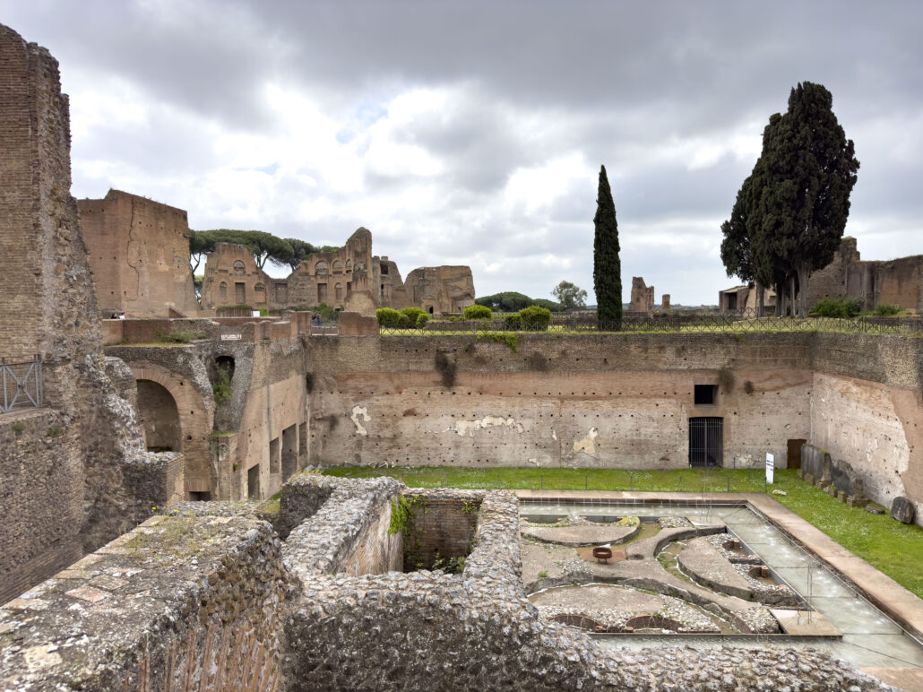 Colosseum, gata och antika ruiner i Rom