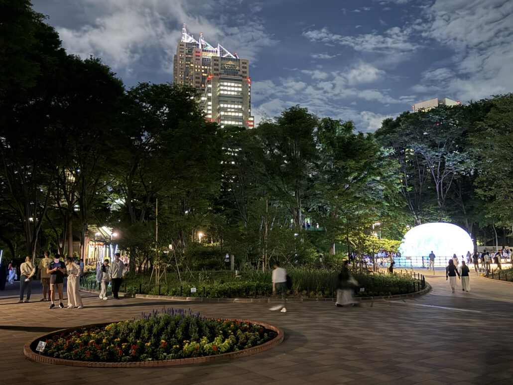 Parkliv och ljusshow i Tokyo under kväll