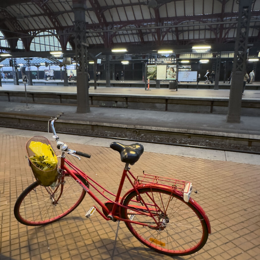 Röd cykel på stationen i Köpenhamn