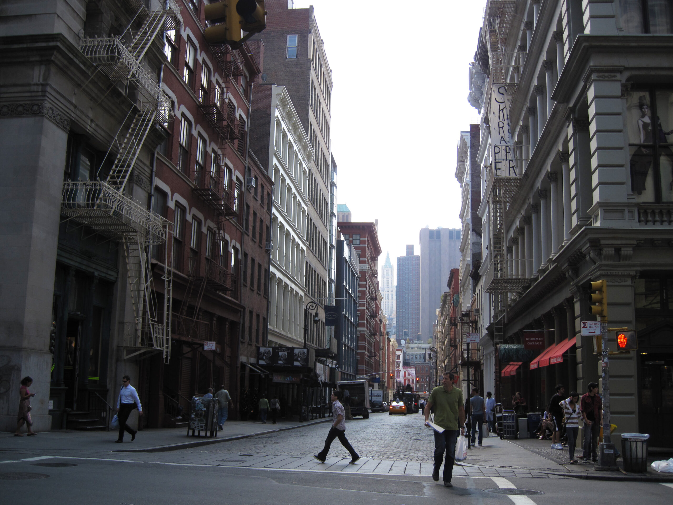 Personer promenerar i New York