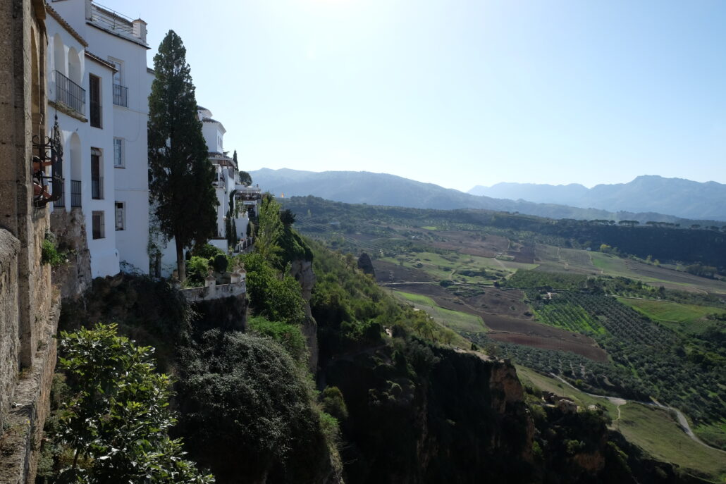 Vy över hus och tak och landskap i Andalusien