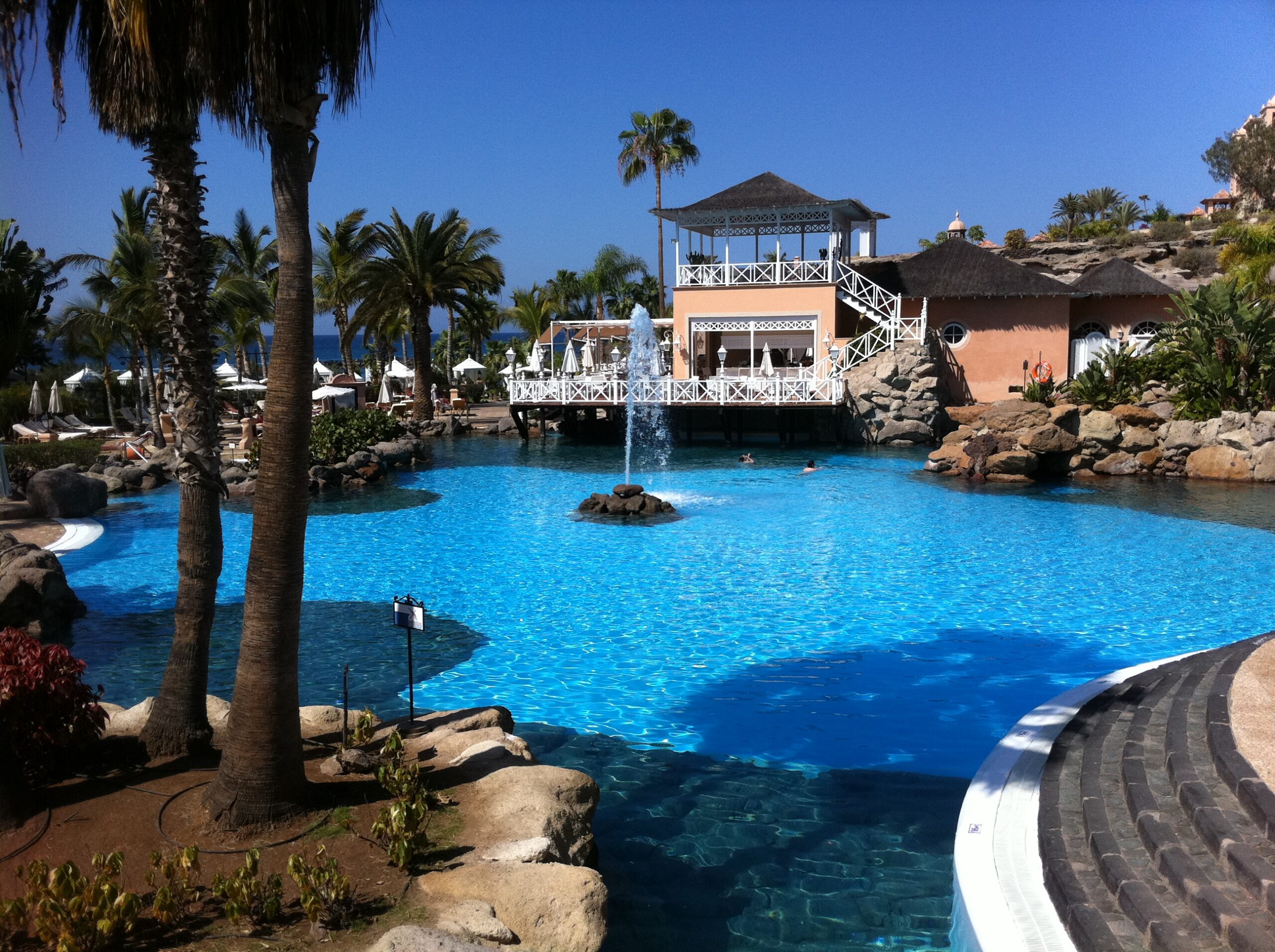 Pool på hotell