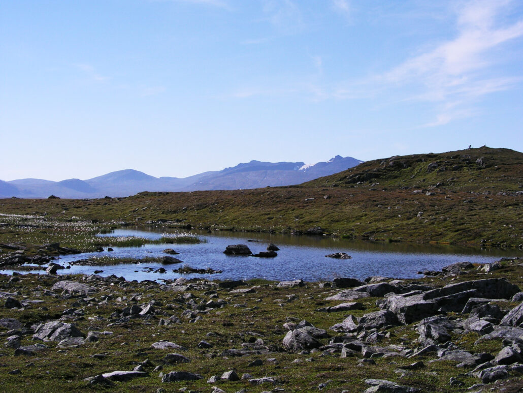 Vatten och fjäll under sommar i Sverige.