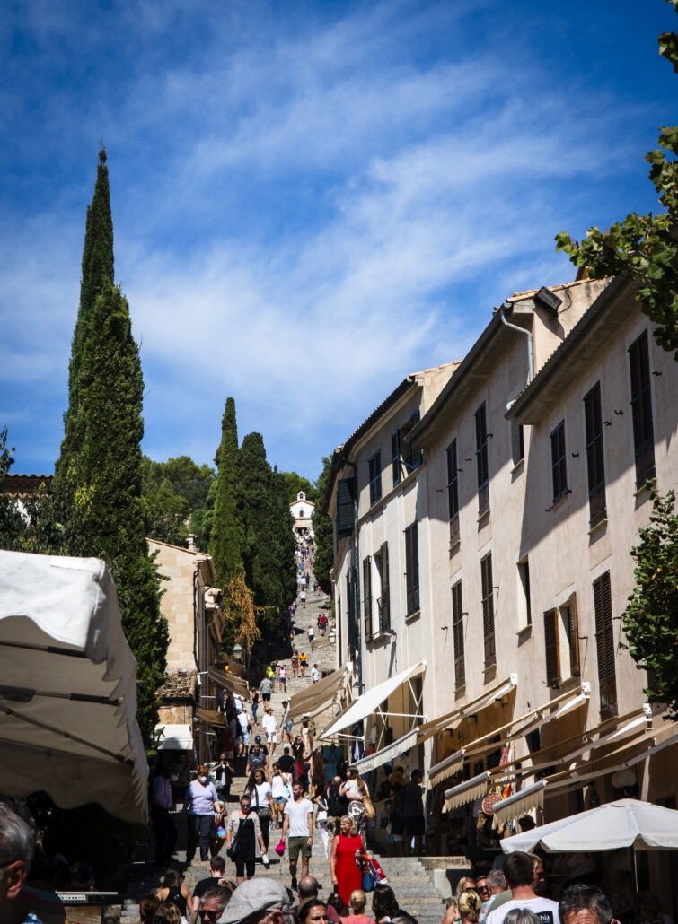 Pollenca på mallorca, människor som promenerar nerför en trappa