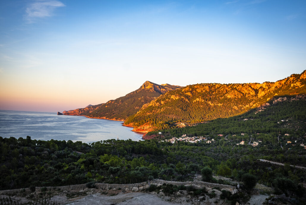 Vy över Mallorca, landskap, by och hav i solsken