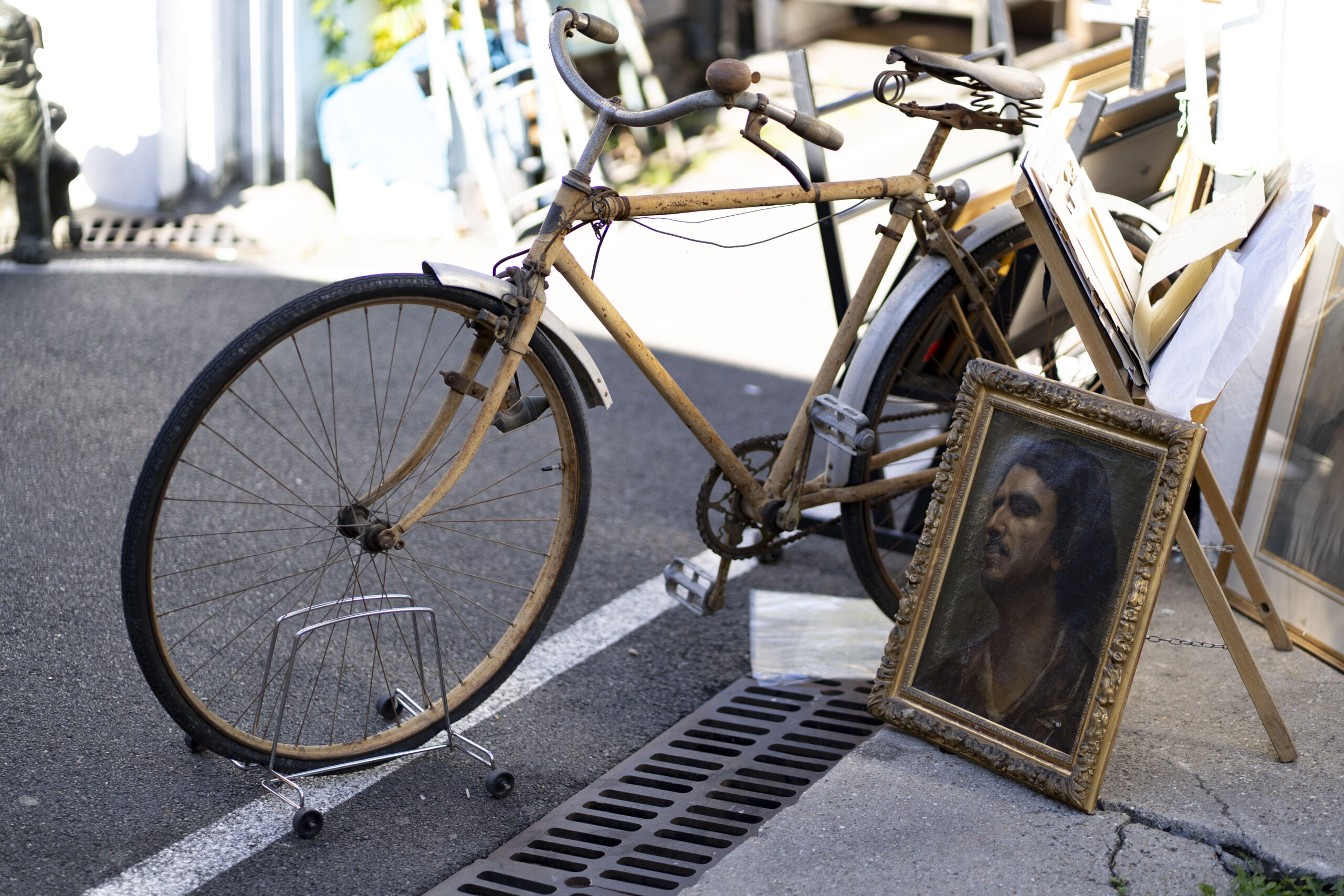 Cykel som står framför vintage och second hand butik.