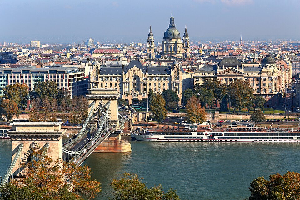 Översiktsvy av Budapest, bro och flod, höst