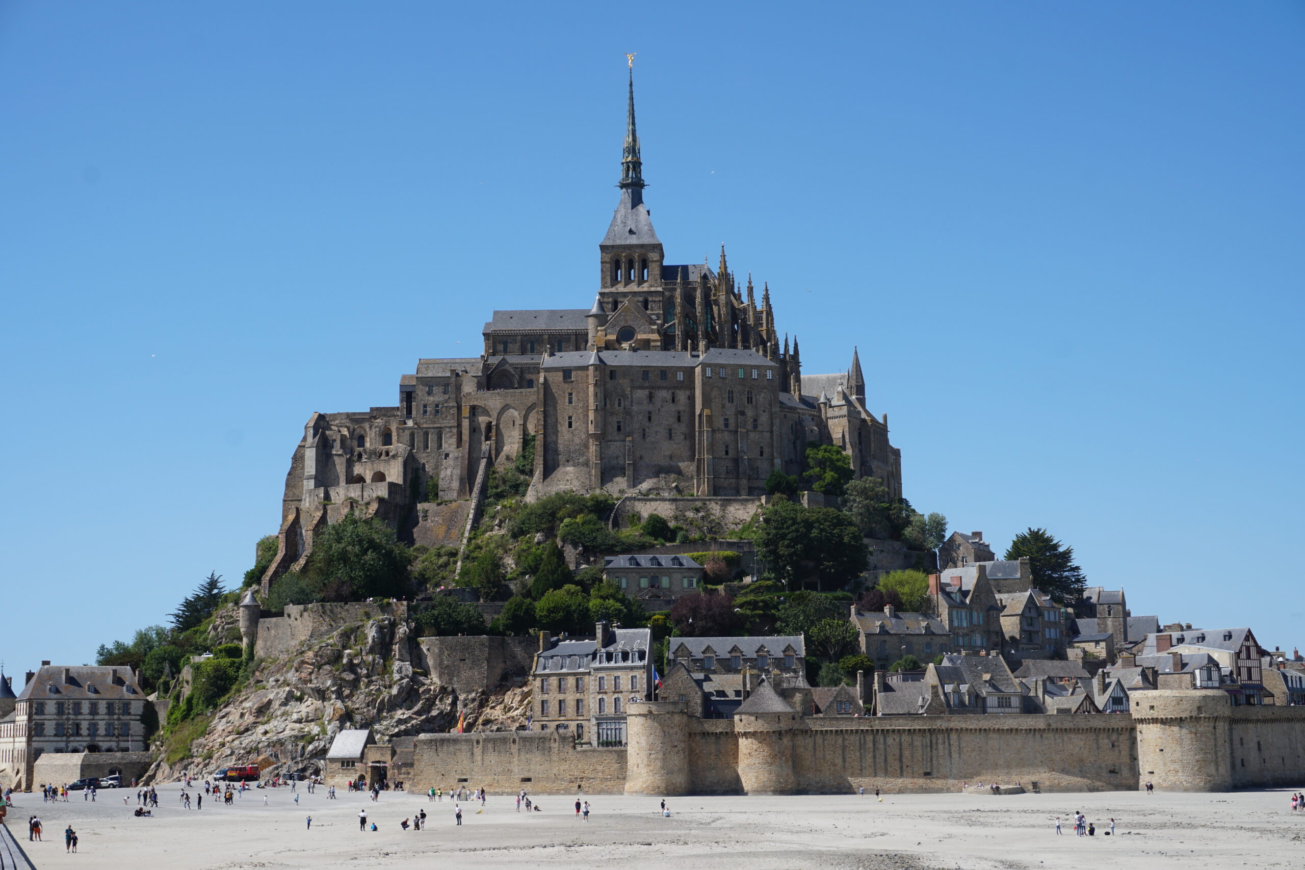 Besökare till Mount Saint Michel i Normandi.