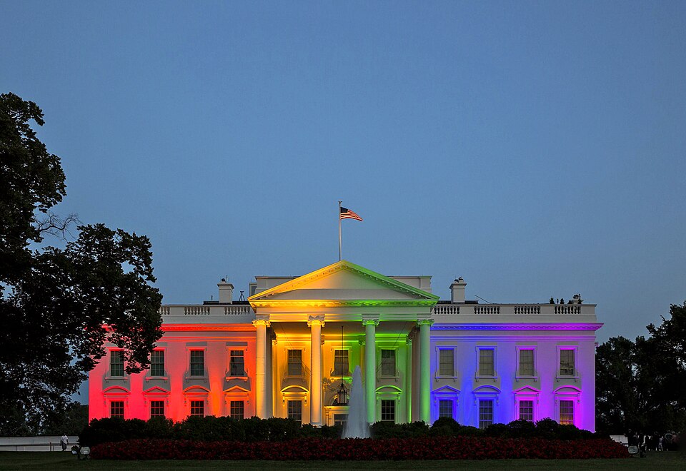 Regnbågsfärger som lyser upp Vita huset i Washington DC.
