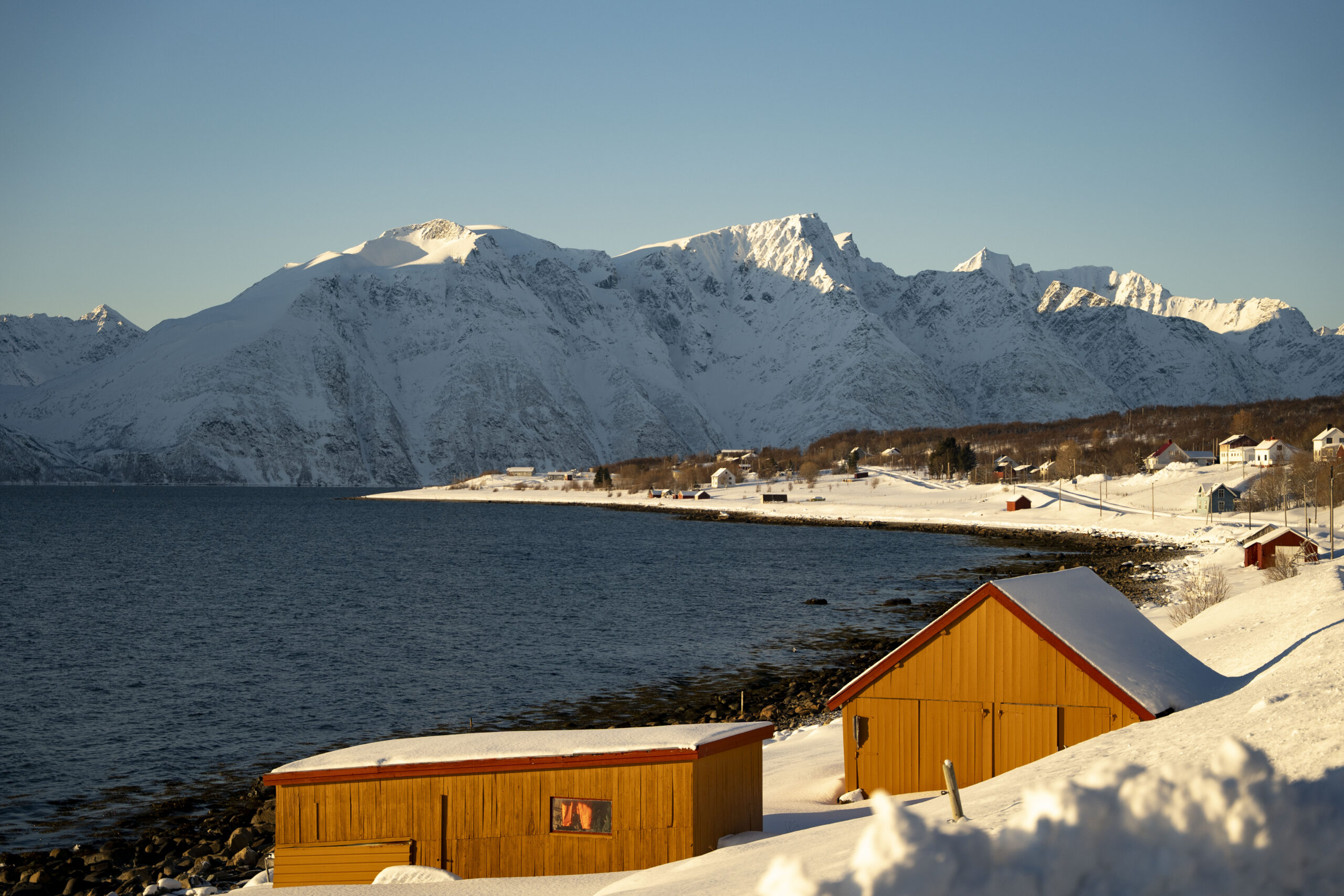Vinterlandskap och sol vid Lygen i norra Norge.