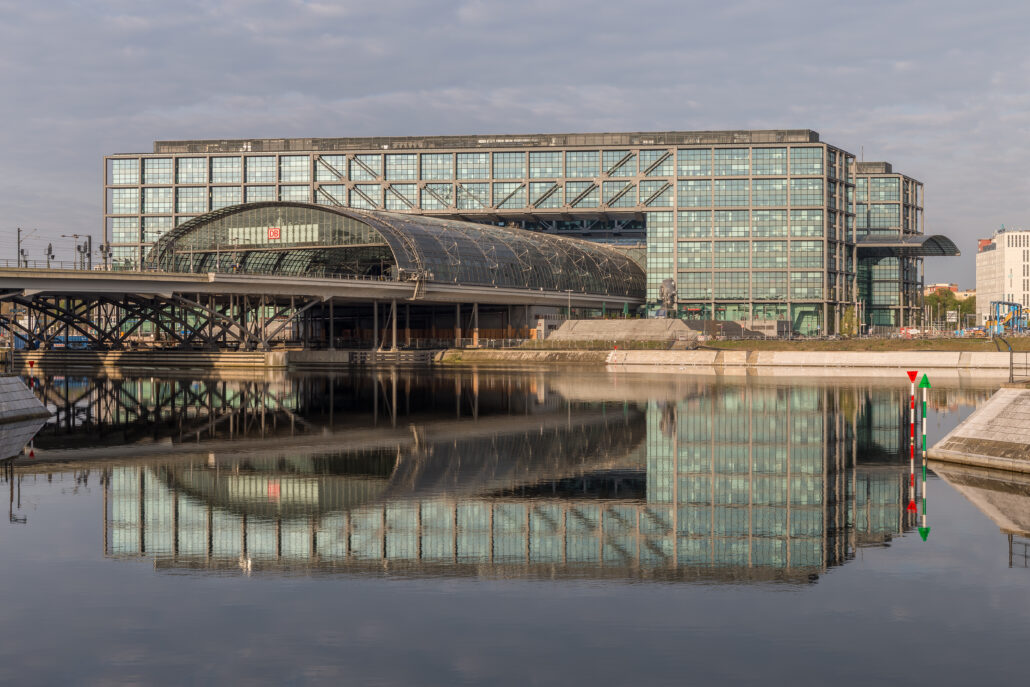 Berlin Hauptbahnhof i dagsljus, centralstation i Berlin. Hit kommer du ofta om du åker tåg till Berlin.