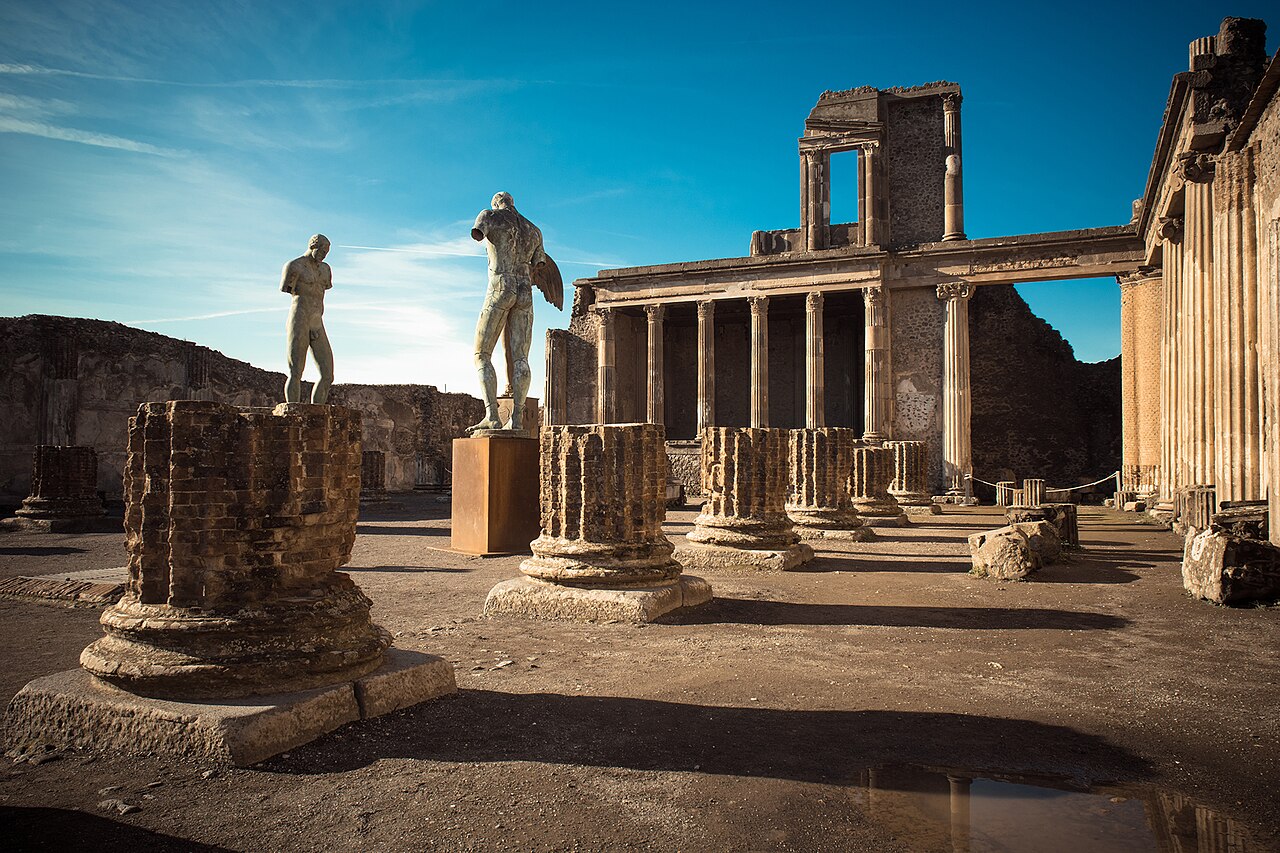 Statyer och ruiner i Pompei i Italien.